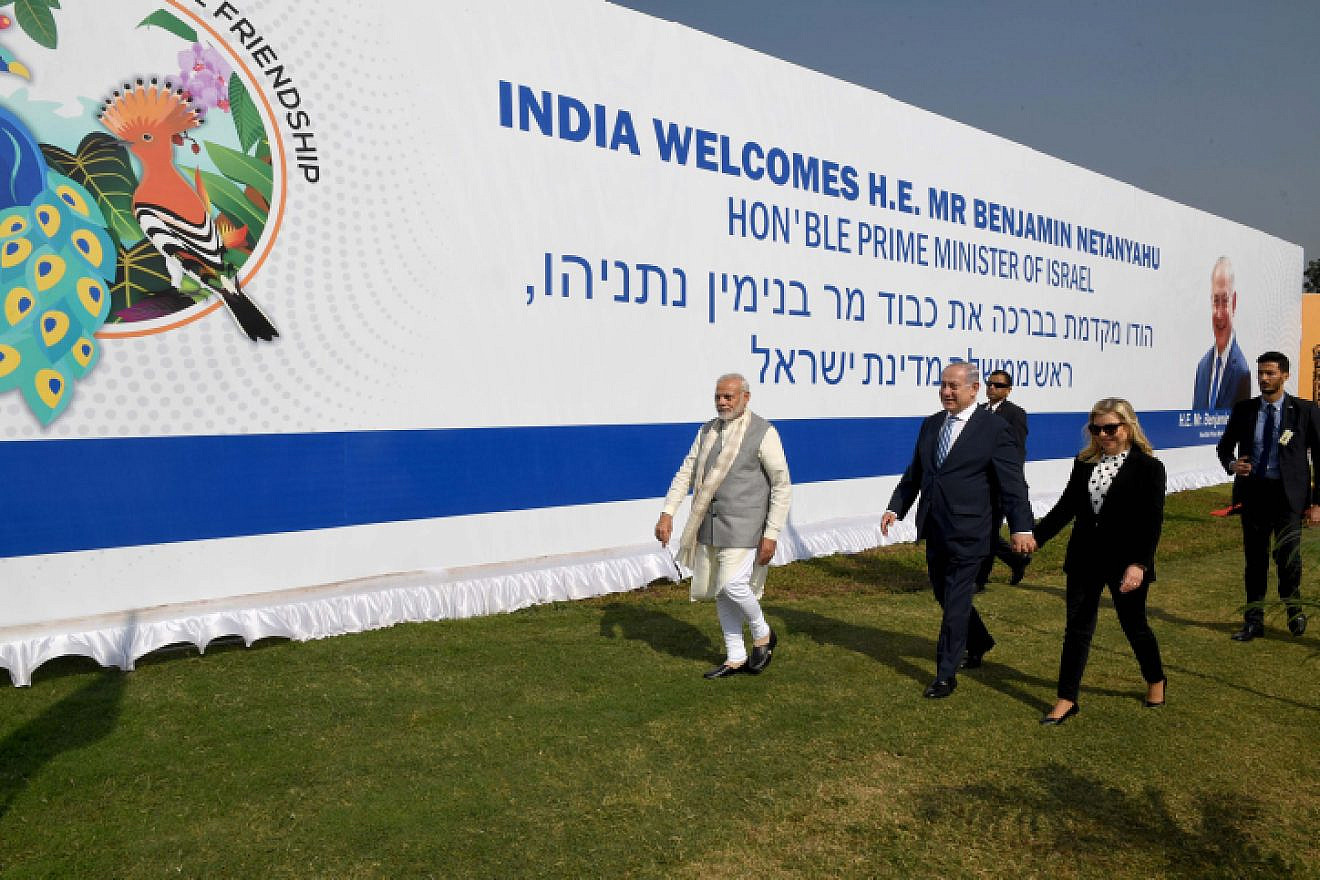 Israeli Prime Minister Benjamin Netanyahu and his wife, Sara, are welcomed by Indian Prime Minister Nrenda Modi in Gujarat. India, on Jan. 17, 2018.  Photo by Avi Ohayon/GPO.