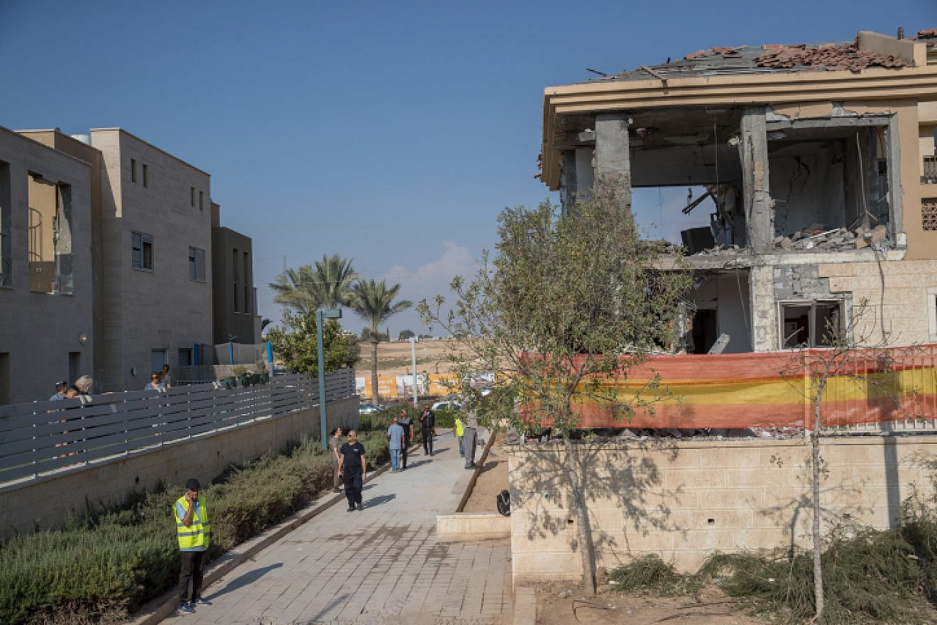 Israeli security forces at the scene where a building was hit by a rocket fired from the Gaza Strip in the southern Israeli city of Beersheba, on October 17, 2018. Photo by Yonatan Sindel/Flash90