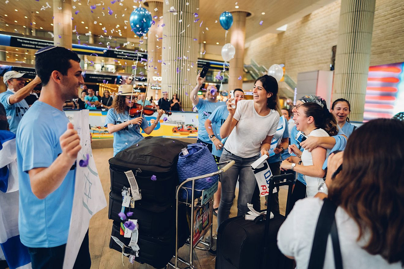 Gabrielle Agus from New York is welcomed at Ben-Gurion International Airport after arriving on a Nefesh B’Nefesh group aliyah flight, October 2018. Credit: Jonny Finkel Photography.