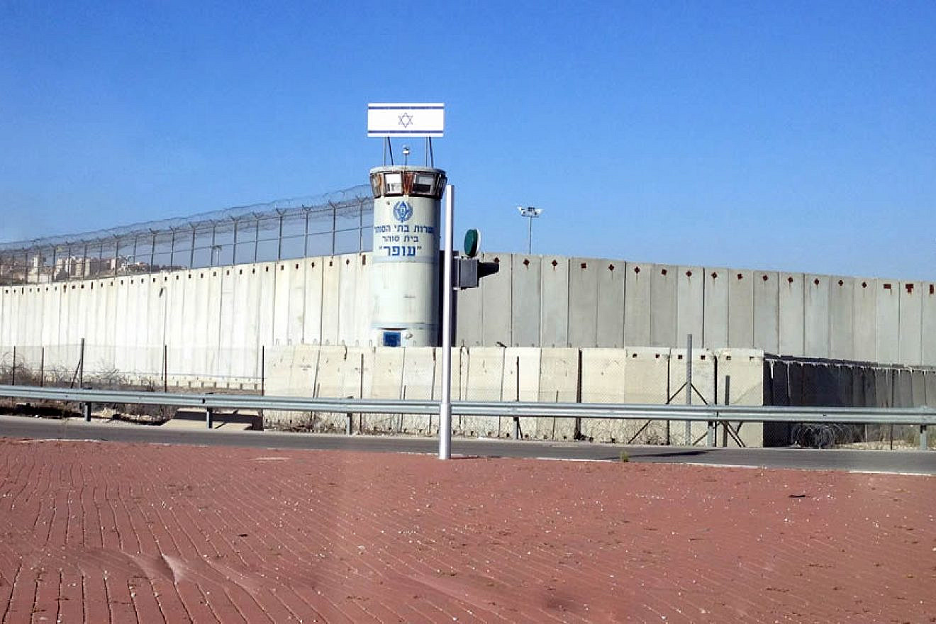 Ofer Prison near Jerusalem. As of September 2016, it holds about 1,250 Palestinian prisoners; prior to that, the number was closer to 800. Credit: Wikimedia Commons.