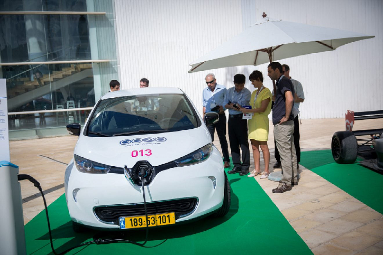 Visitors try different forms of alternative transportation at the fifth annual Fuel Choices and Smart Mobility Summit in Tel Aviv. Oct. 31, 2017. Photo by Miriam Alster/Flash90.