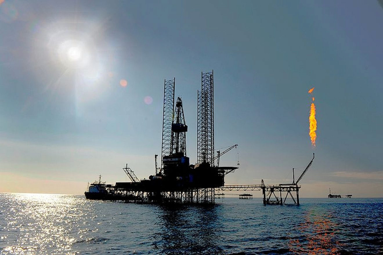 Drilling platform “Iran Khazar” in use on a production platform in the Cheleken of Dragon Oil Field. Credit: www.dragonoil.com/Wikimedia Commons.