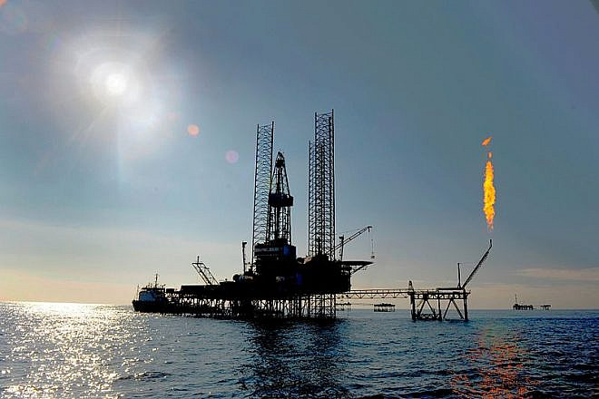 Drilling platform “Iran Khazar” in use on a production platform in the Cheleken of Dragon Oil Field. Credit: www.dragonoil.com/Wikimedia Commons.