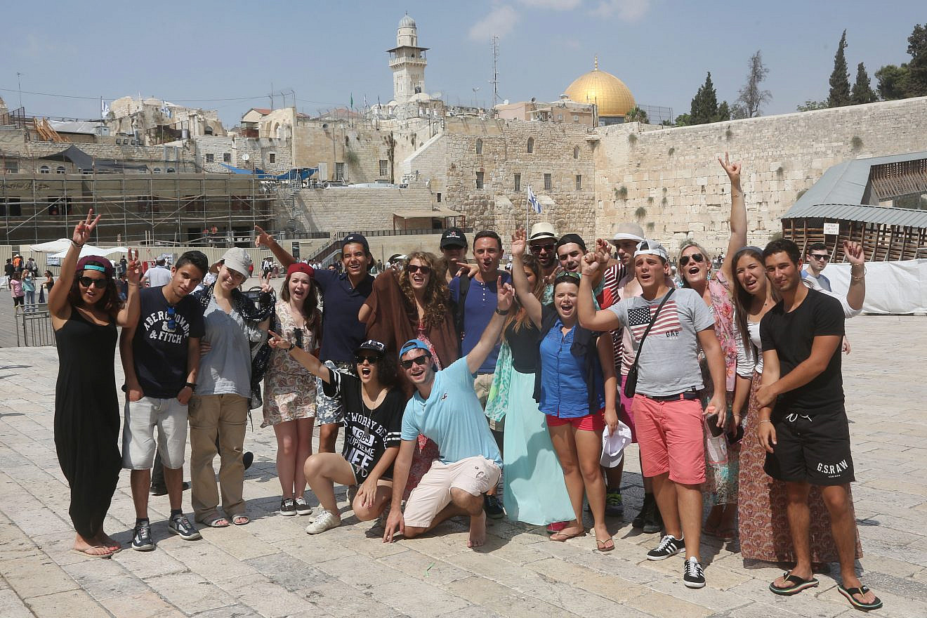Taglit-Birthright participants visit at the Western Wall in the Old City of Jerusalem on Aug. 18, 2014. Photo by Flash90.