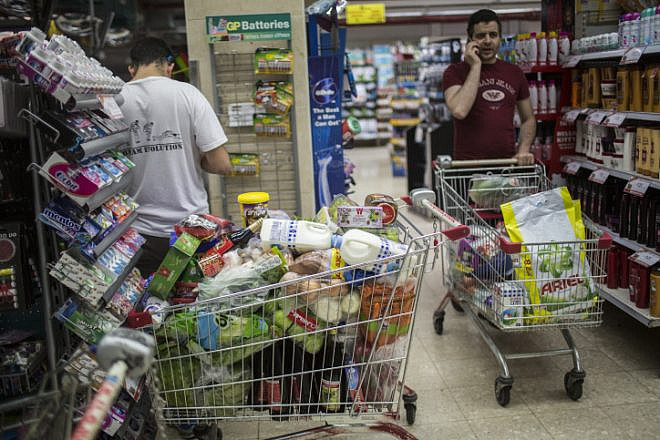 Israelis shop for food for the Jewish holiday of Passover at the Rami Levi supermarket in Talpiot, Jerusalem, on April 20, 2016. Photo by Hadas Parush/Flash90.