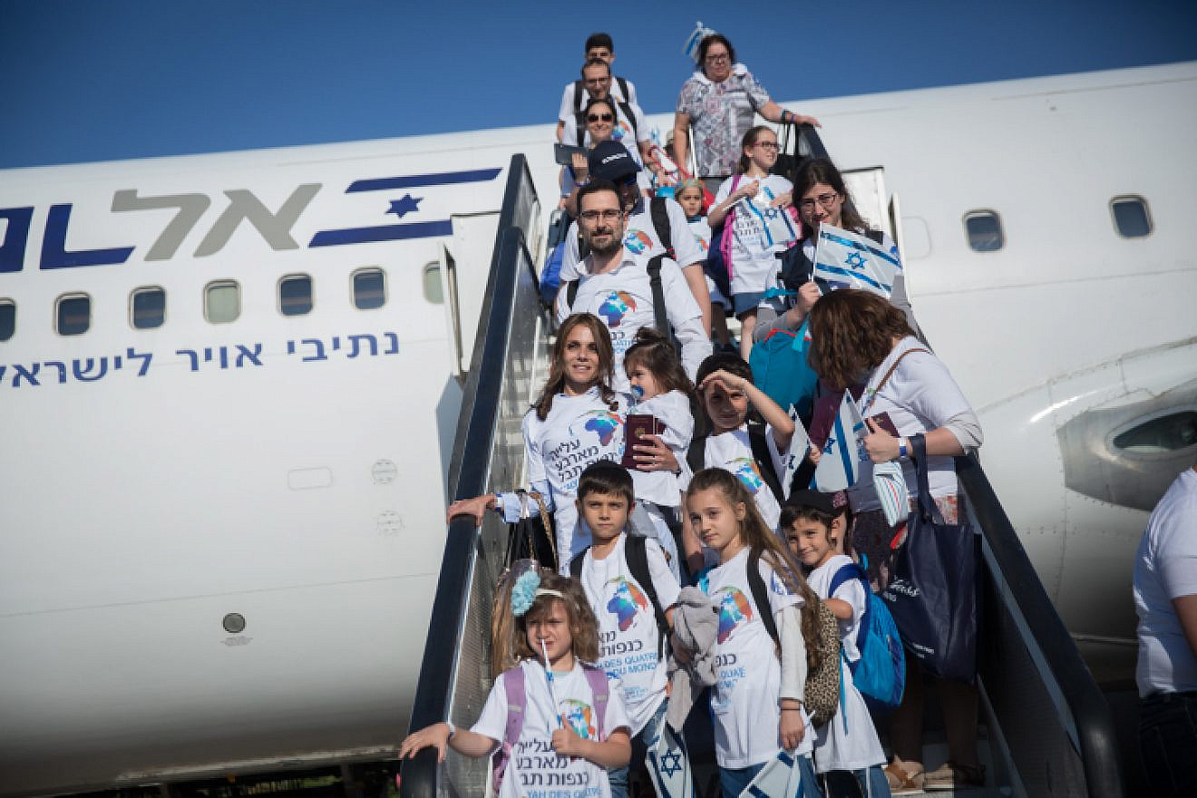 Some 300 new immigrants from France arrive at Ben-Gurion Airport on a flight organized by the Jewish Agency, July 23, 2018. Photo by Miriam Alster/Flash90.