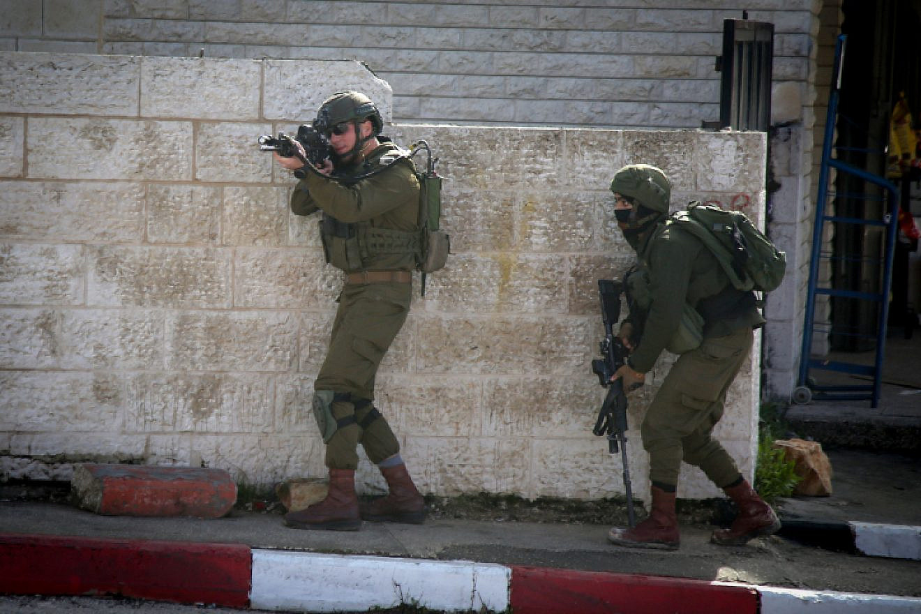 Israeli soldiers conduct a search for Palestinian suspects of a  terror attack in the West Bank City of Ramallah on Dec. 10, 2018. Six Israelis were injured in the drive-by shooting attack near Ofra the night before, on Dec. 9, 2018. Photo by Flash90.