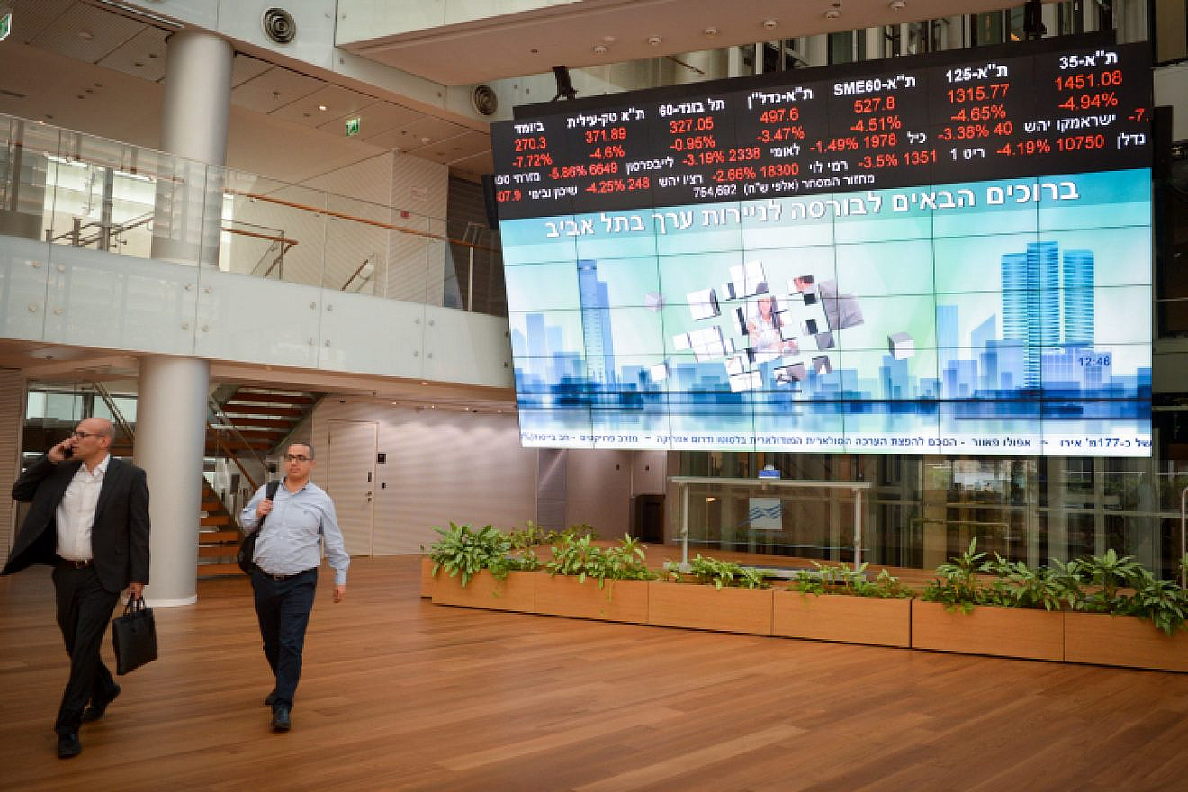 Screens show falling stocks at the Tel Aviv Stock Exchange, Dec. 23, 2018. Photo by Miriam Alster/Flash90.