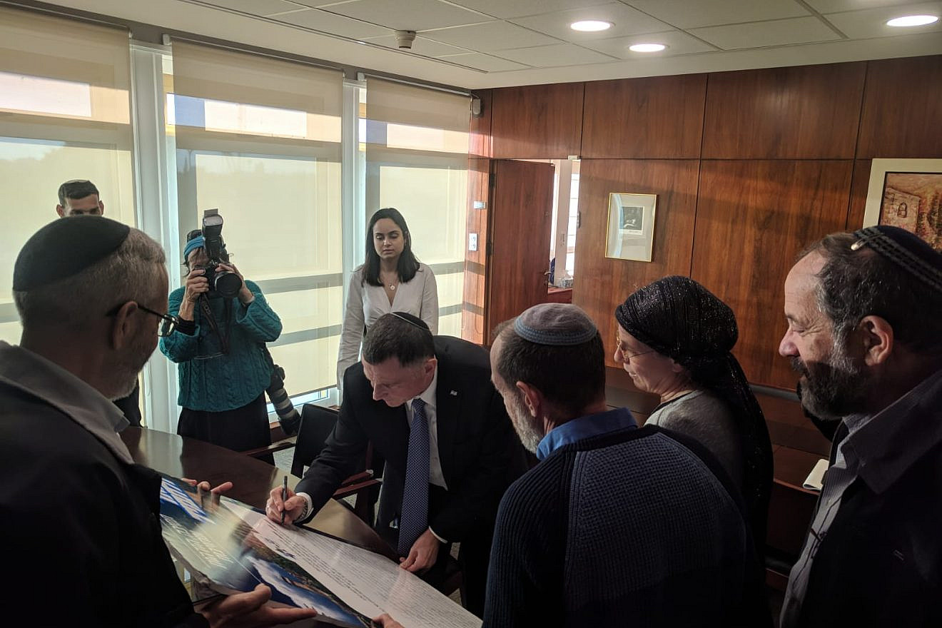 Speaker of the Knesset Yuli Edelstein signs a declaration of commitment to strengthening and supporting the Jewish identity of the city of Hebron, Dec. 24, 2018. Source: Hebron spokesman Yishai Fleisher.