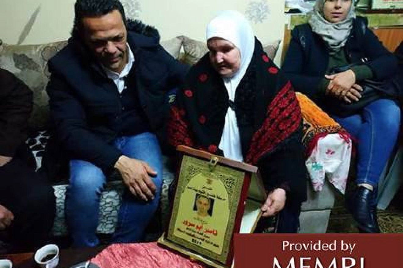 The mother of Nasser and Mahmoud Abu Srur accepts certificates of honor. Source: Facebook.com.iqlimfateh, Jan. 5, 2019. (MEMRI)