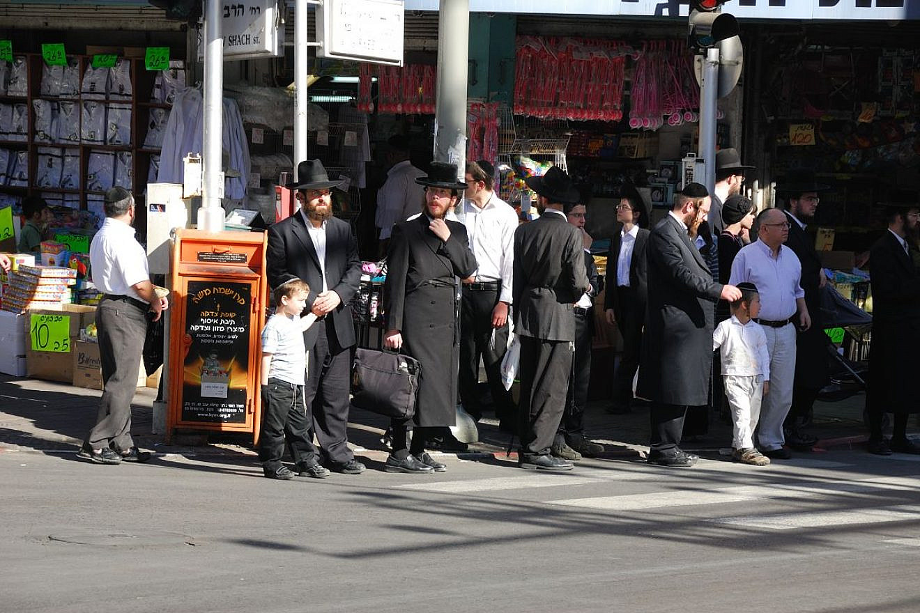 Rabbi Akiva Street in the Israeli city of Bnei Brak on Dec. 3, 2010. Credit: Yiftah/Wikimedia Commons.