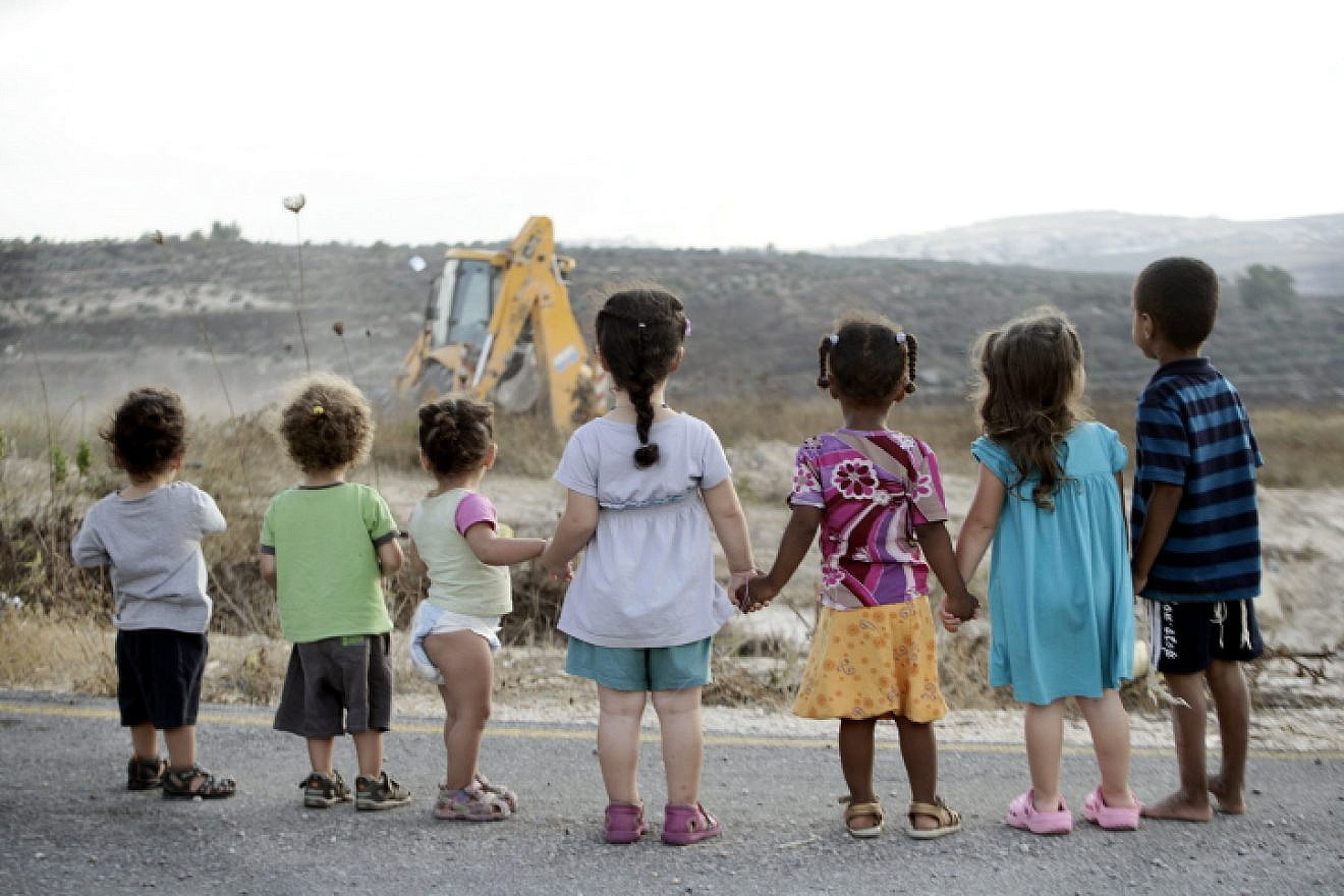 Israeli children watch construction work in Kedumim, Samaria. Photo by Uri Lenz/Flash90.