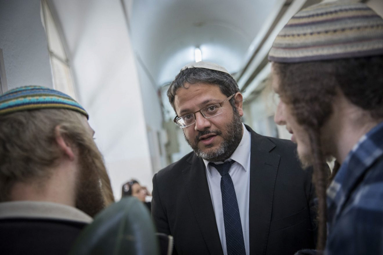 Otzma Yehudit leader attorney Itamar Ben-Gvir speaks with clients at the Jerusalem Magistrate's Court for a hearing, Feb. 27, 2016. Photo by Yonatan Sindel/Flash90.