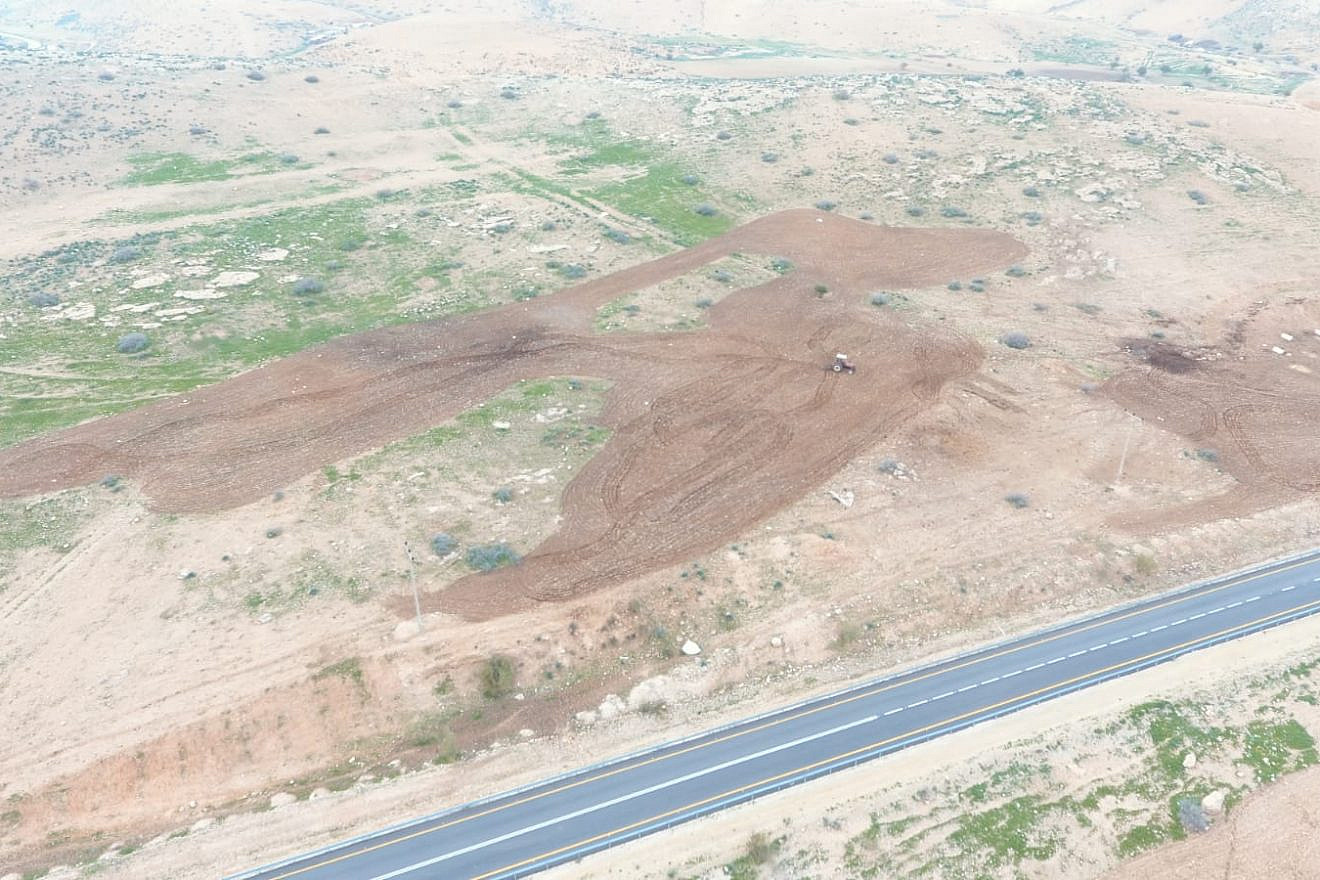 Land seizure at Maskiyot. Credit: Regavim.