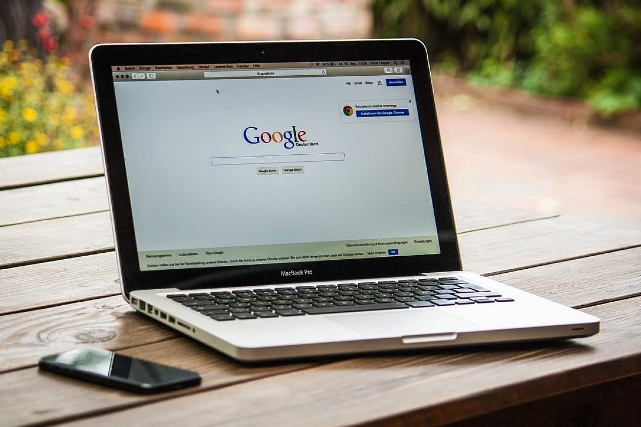 Google search engine on MacBook Pro. Credit: Pixabay.