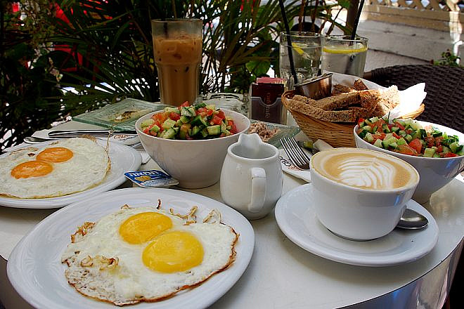 Israeli breakfast at a cafe in Tel Aviv, May 30, 2008. Photo by Or Hiltch/Flickr.