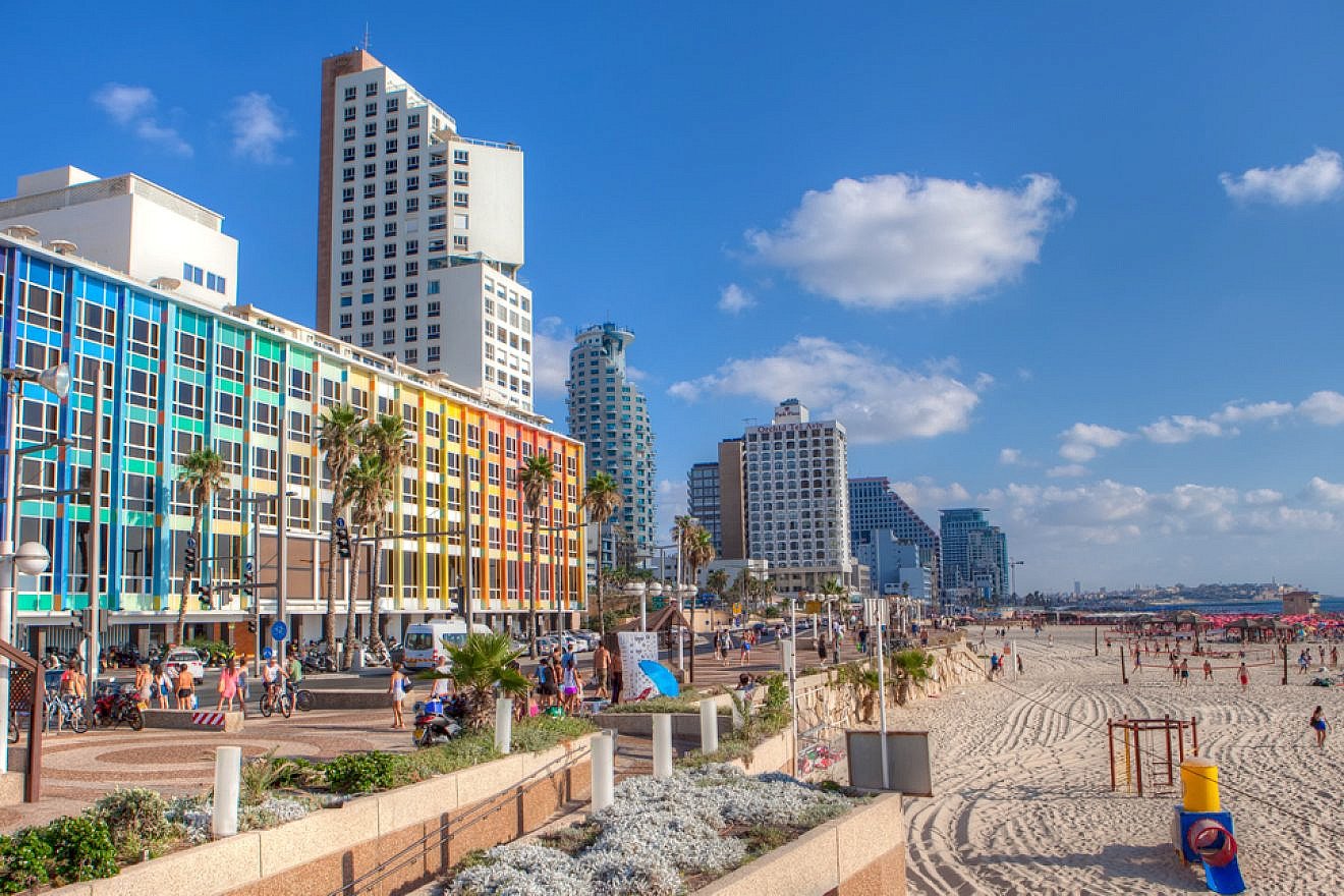 The Tel Aviv beach and promenade, July 30, 2012. Credit: Israel Tourism Bureau via Wikimedia Commons.