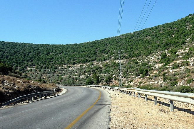 A road in the West Bank. Credit: Daniel Ventura/Wikimedia Commons.