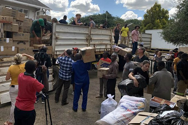 Volunteers bring donated goods to be transported to the Chimanimani District of Zimbabwe and other affected areas by Cyclone Idai, March 19, 2019. Credit: Columbus Mavhunga/VOA via Wikimedia Commons.