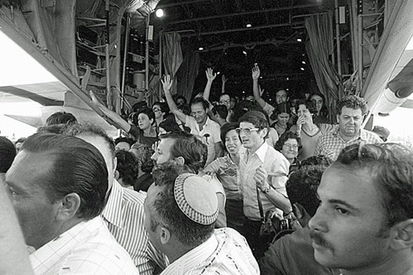 The rescued Air France passengers and crew coming off an Israeli Air Force Hercules plane at Ben-Gurion Airport, July 1976. Credit: GPO.