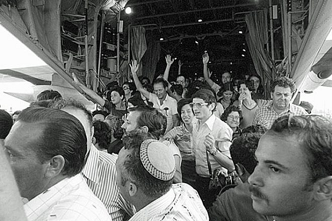 The rescued Air France passengers and crew coming off an Israeli Air Force Hercules plane at Ben-Gurion Airport, July 1976. Credit: GPO.