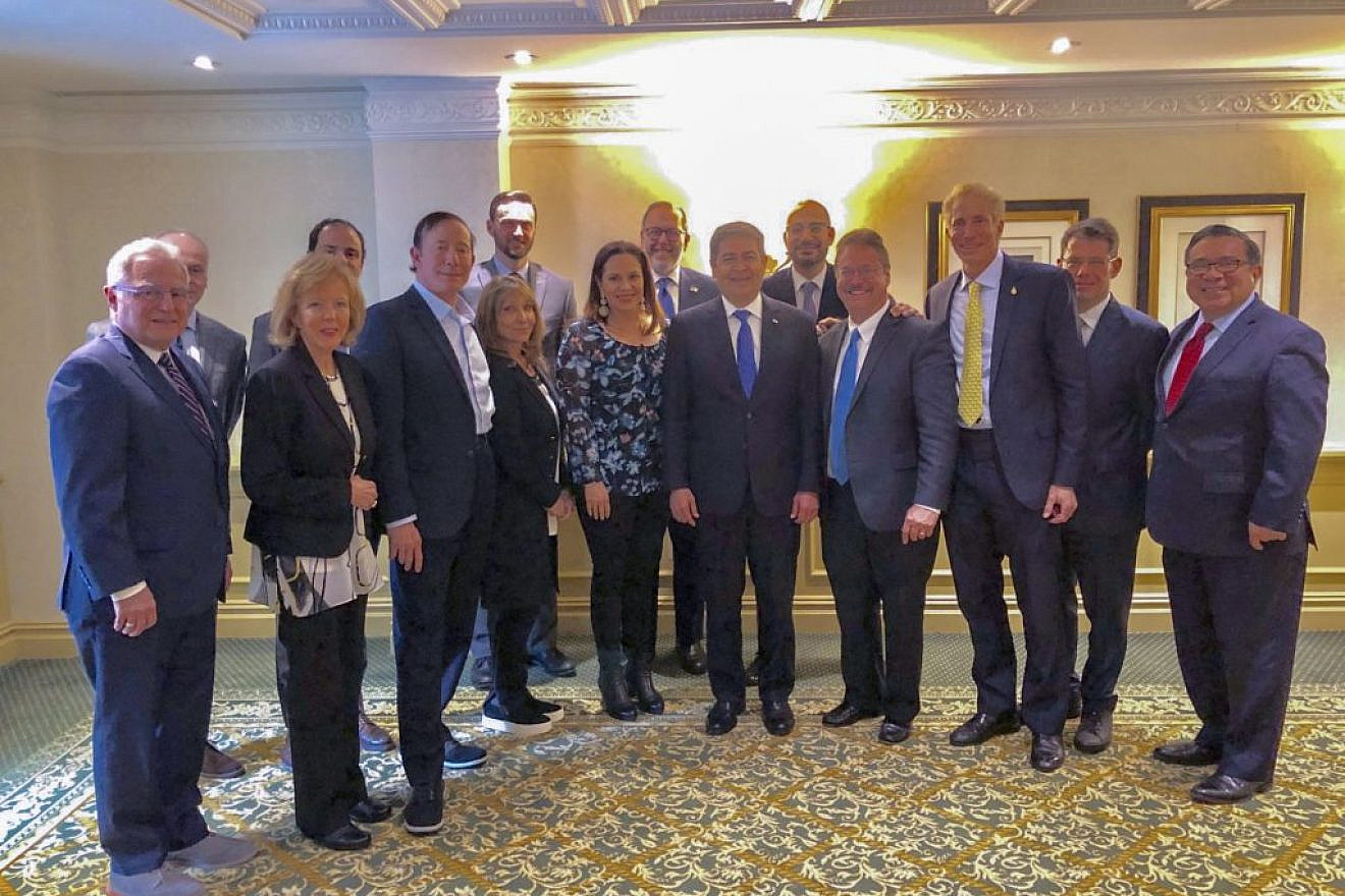 Honduran President Juan Orlando Hernández (fourth from left, back) with Christian and Jewish leaders at an event hosted by the Latino Coalition for Israel. Credit: Latino Coalition for Israel.