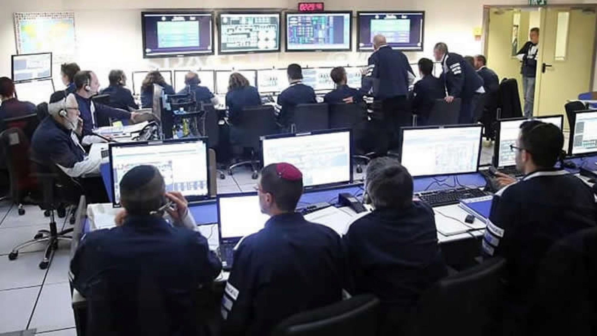 Alexander Friedman, left, directs a control room of 25 Israeli scientists monitoring the “Beresheet” satellite as it made its way to the moon. Credit: Chabad.org/News.