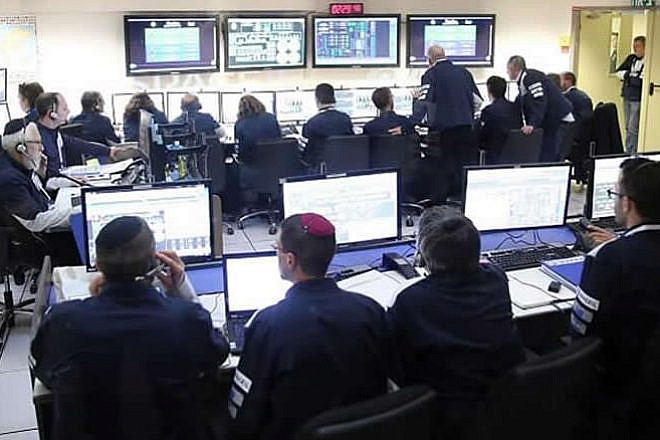 Alexander Friedman, left, directs a control room of 25 Israeli scientists monitoring the “Beresheet” satellite as it made its way to the moon. Credit: Chabad.org/News.