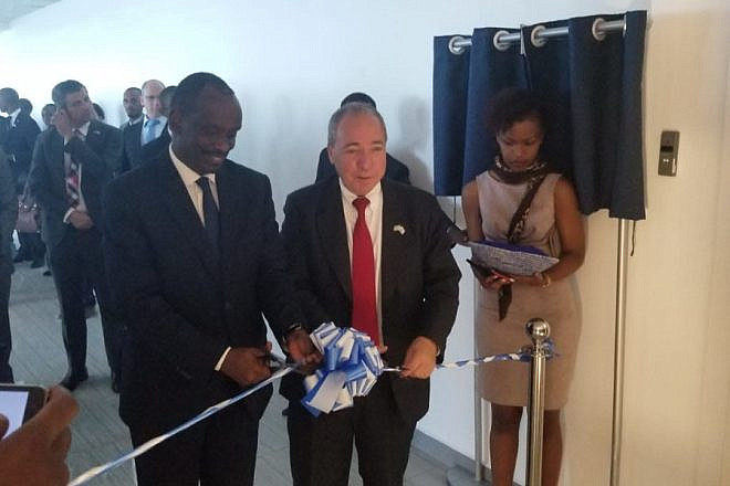 Cutting the ribbon for the Israeli embassy in Rwanda. Credit: Presidency of Rwanda.