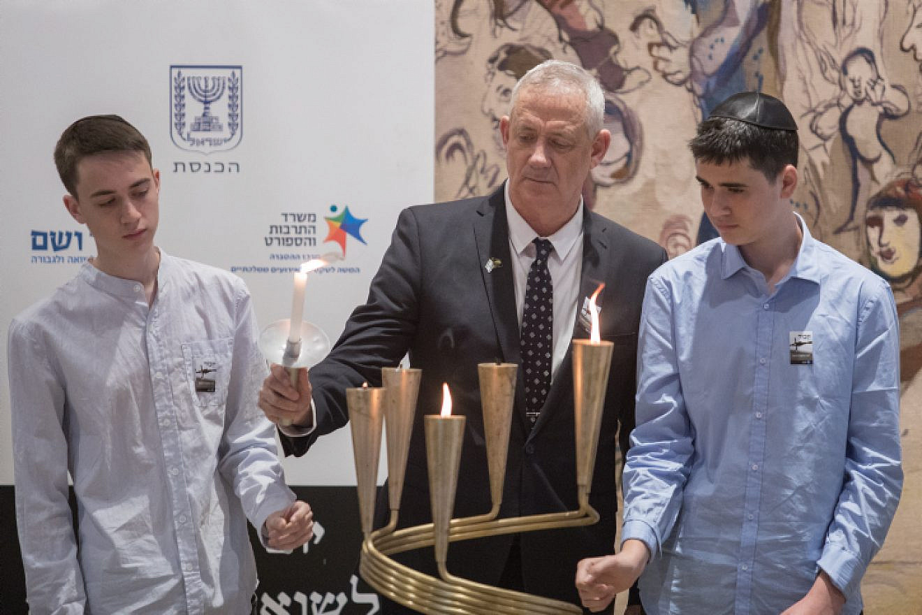 Blue and White Party chairman and Knesset member Benny Gantz lights a memorial candle with his sons during a Holocaust Remembrance Day ceremony at the Knesset in Jerusalem, May 2, 2019. Photo by Hadas Parush/Flash90.