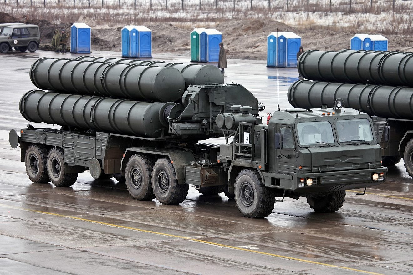 S-400 Triumf anti-aircraft weapon-system transporter erector launcher. Credit: Wikimedia Commons.