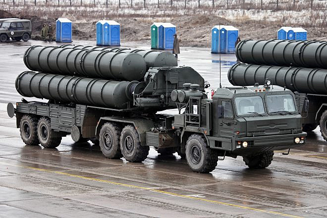 S-400 Triumf anti-aircraft weapon-system transporter erector launcher. Credit: Wikimedia Commons.