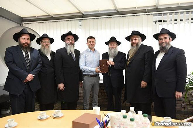 From left: Rabbi Moshe Moskovitz of Kharkov, Rabbi Shlomo Wilhelm of Zhitomir, Rabbi Avraham Wolff of Odessa, Ukrainian President Volodymyr Zelenskyy, Rabbi Shmuel Kaminezki of Dnipro, Rabbi Moshe Asman of Kiev and Rabbi Pinchas Vishedsky of Donetsk. Credit: Chabad.org/News.