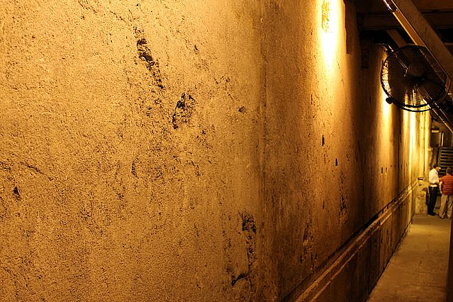 The huge stone of the Western Wall as seen in the Western Wall tunnels. Credit: Wikimedia Commons.