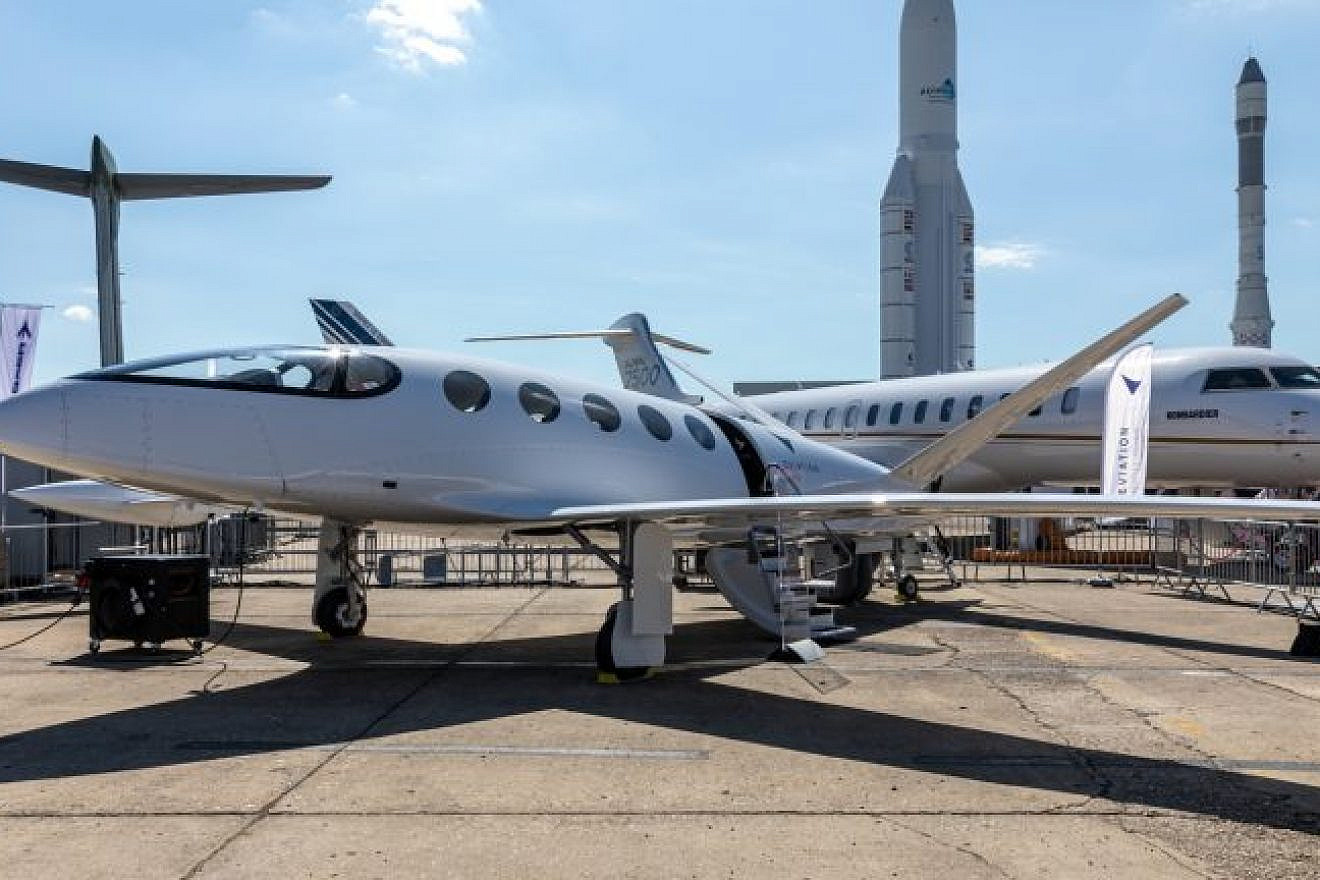 Eviation's "Alice" electric plane on show at the Paris Air Show, June 2019. Photo by Matti Blume/Wikimedia Commons.