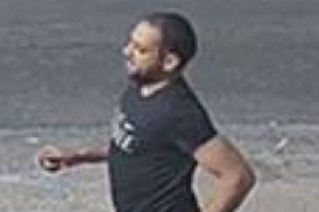 Security-camera footage of the man suspected of carrying out a stabbing attack in Ramat Hasharon on June 5, 2019. Credit: Israel Police.