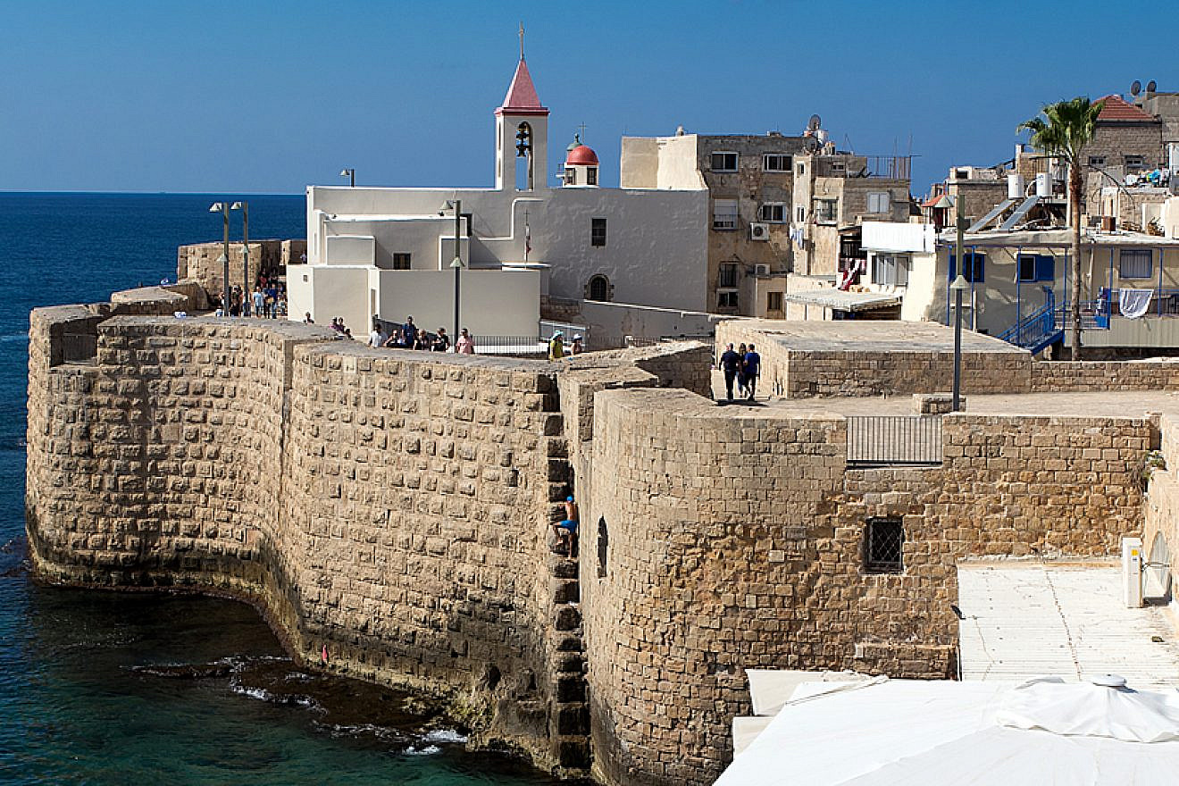 The southern sea wall along the northern coastal city of Akko, Israel. Credit: Oren Rozen via Wikimedia Commons.