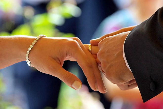 The placing of the wedding ring. Credit: Petar Milošević via Wikimedia Commons.