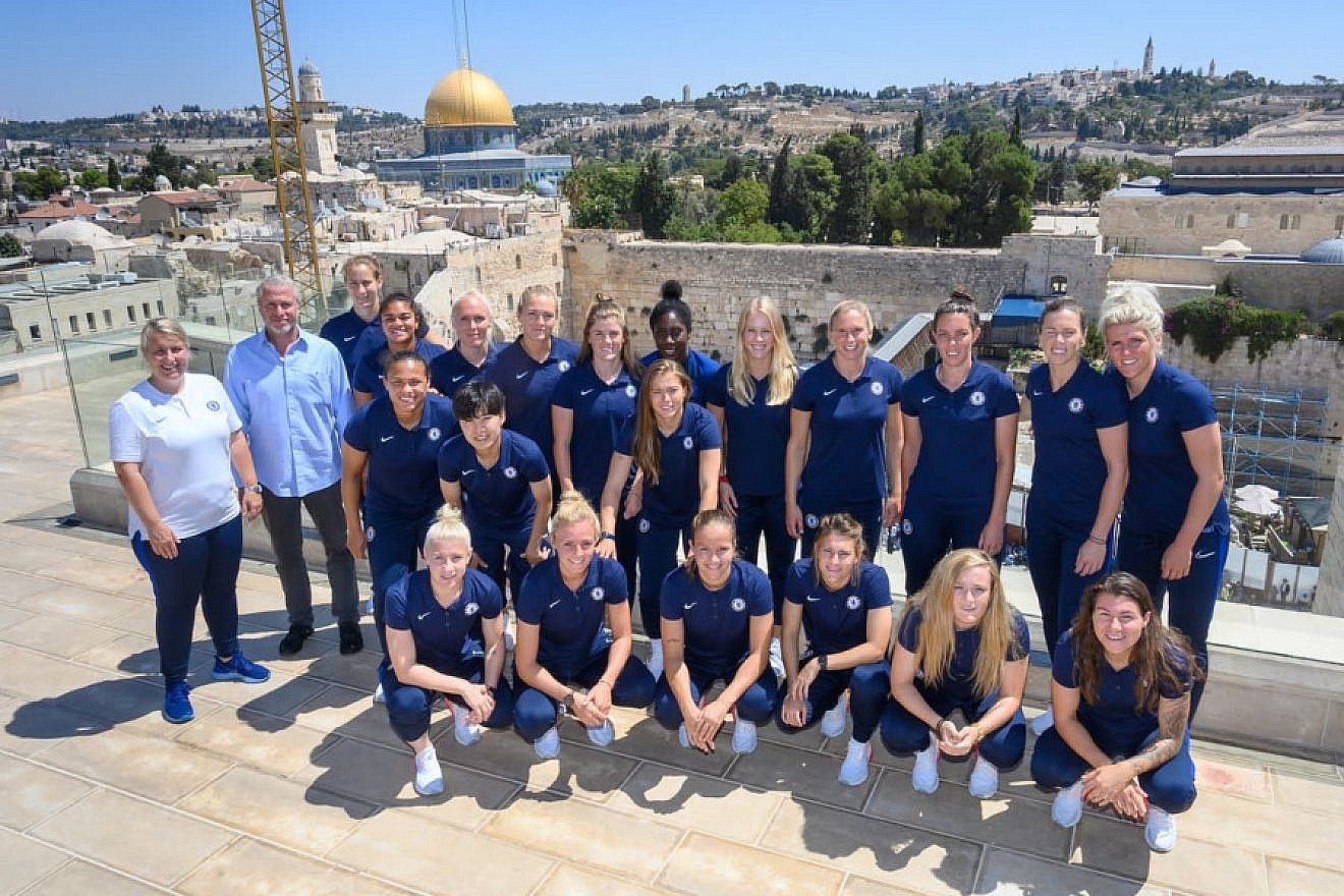 Chelsea F.C. Women at the Western Wall in Jerusalem, together with team manager Emma Hayes (far left) and Chelsea F.C. owner Roman Abramovich, Aug. 19, 2019. Credit: Shahar Azran/Chelsea FC.