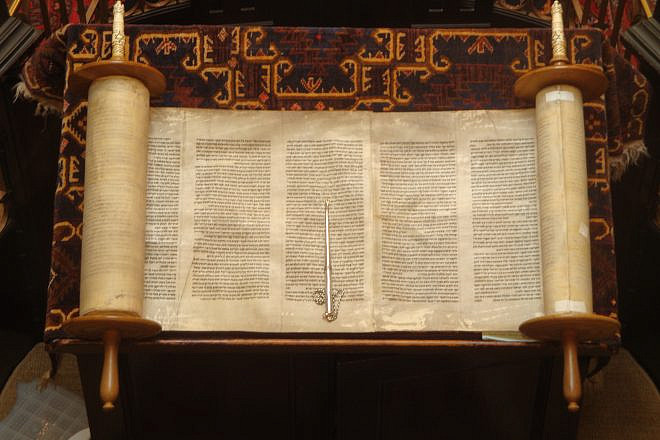 An open Torah Scroll. Credit: Wikimedia Commons.