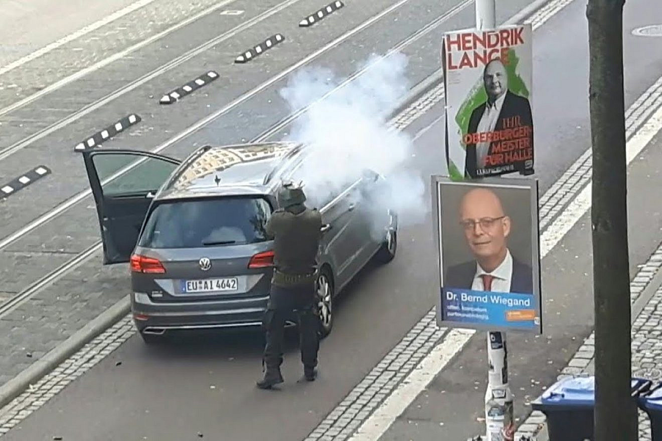 A man identified by German police as Stephan Balliet, 27, opens fire near a Turkish restaurant in the German city of Halle, on Yom Kippur, Oct. 9, 2019. Source: Screenshot.