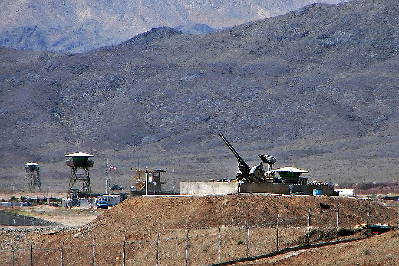 Anti-aircraft guns at Iran's Natanz uranium enrichment facility. Credit: Hamed Saber via Wikimedia Commons.