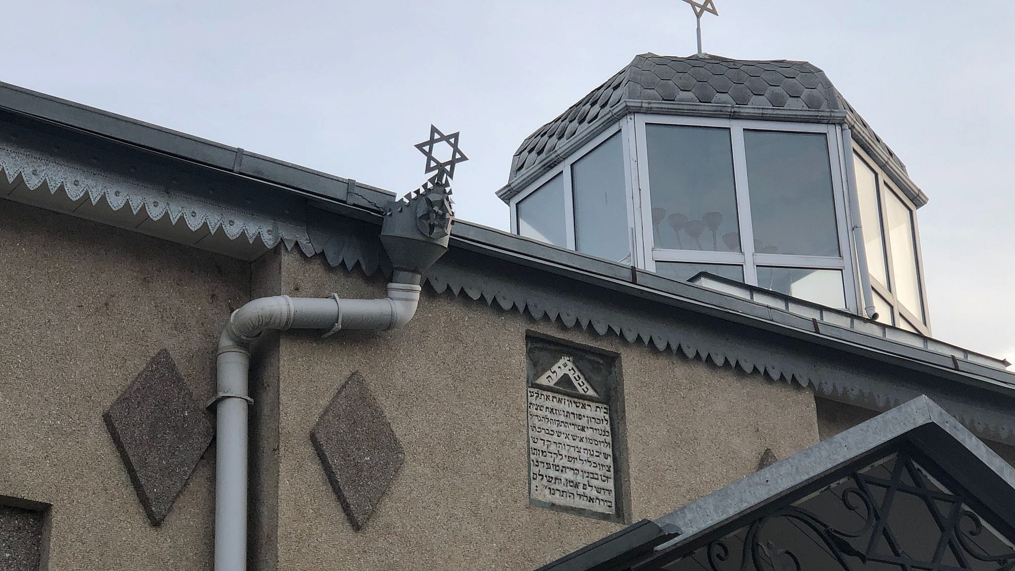 The view outside the “Six Dome Synagogue” (“The Grand Synagogue,” designed by architect Hillel Ben Haim in 1888), one of three synagogues in Quba in Azerbaijan. Photo by Eliana Rudee.