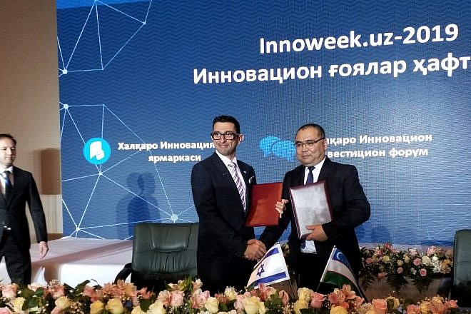 Watergen vice president of marketing and sales Michael Rutman (left) and Uzbekistan’s Minister of Innovation Ibrohim Abdurakhmonov signed a memorandum of understanding to improve the availability of clean drinking water using the company’s technology, October 2019. Credit: Watergen.