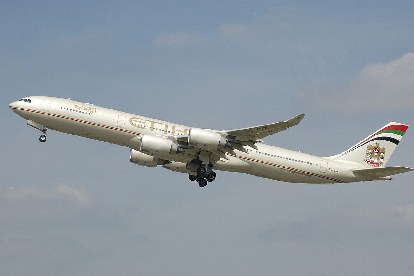 A now-retired Etihad Airways Airbus A340-500 wearing the first livery (with the older UAE Coat of Arms) Etihad Airways A340-500 (A6-EHB) takes off from London Heathrow Airport, England. Credit: Wikipedia.