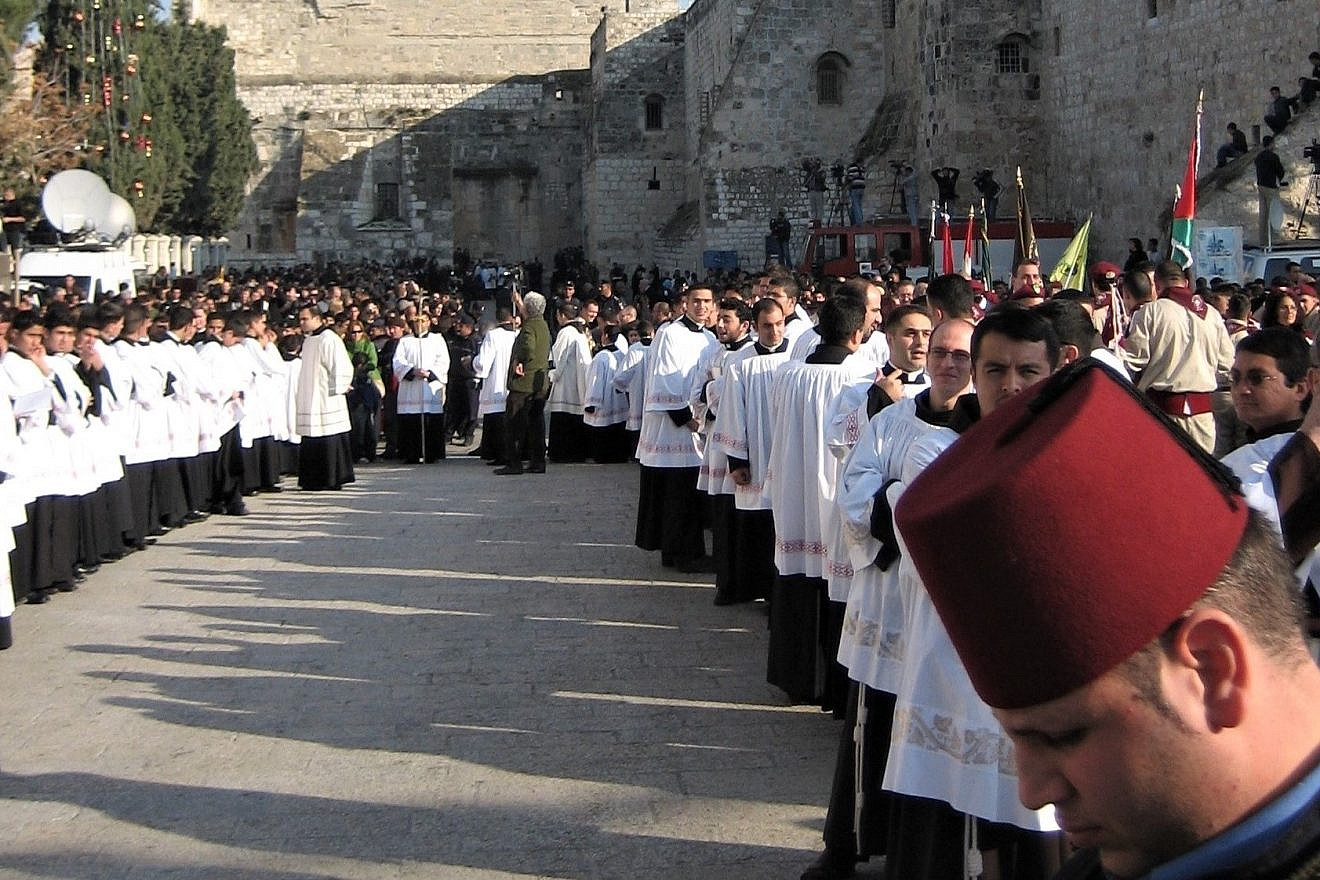 Catholic procession on Christmas Eve in Bethlehem, 2006. Credit: Darko (Donatus) Tepert via Wikimedia Commons.