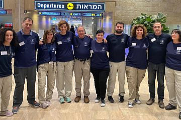 An Israeli medical team poses for a group photo before heading to Samoa to combat a measles epidemic. Credit: Courtesy of Sheba Medical Center.