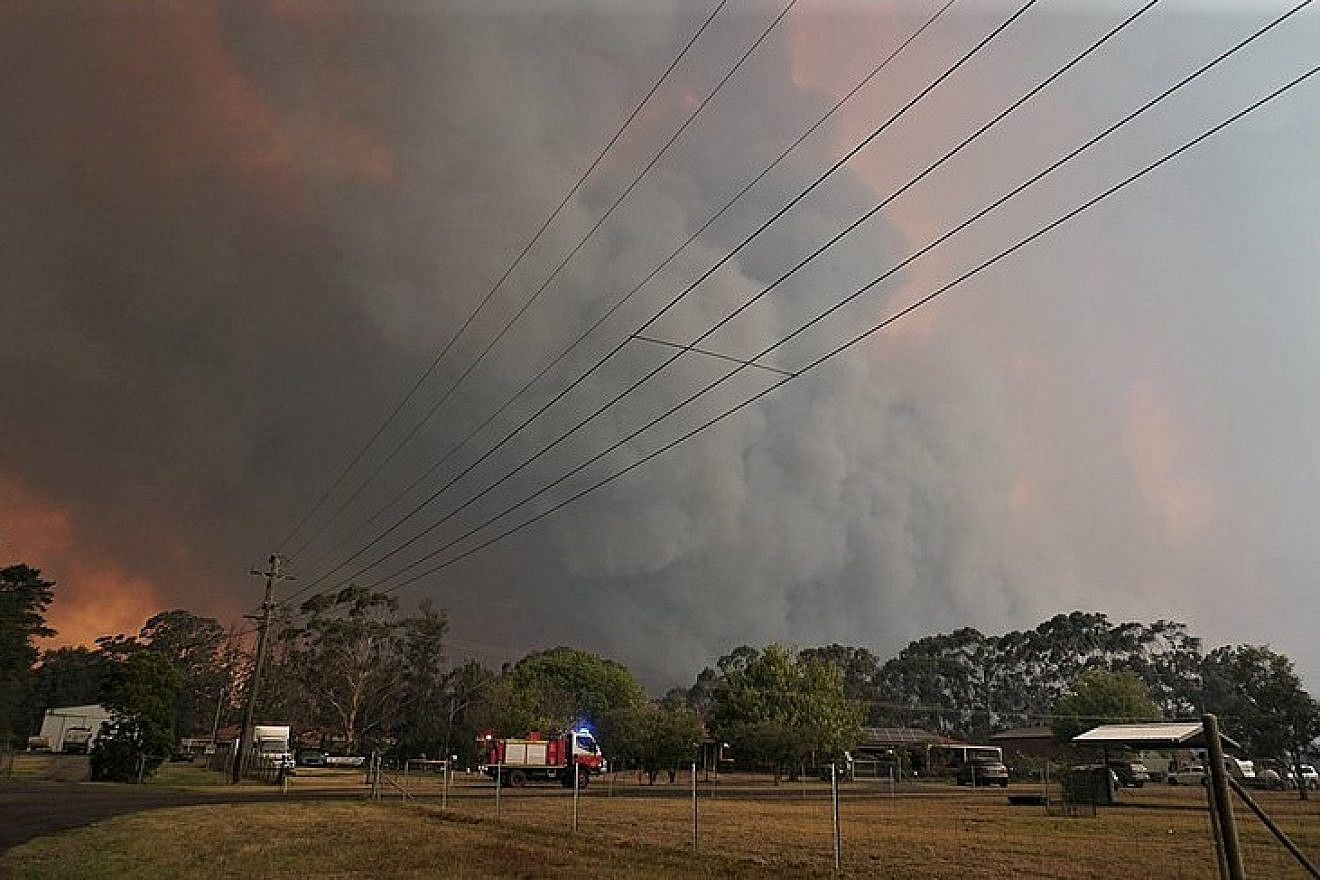 Firefighters move into Braddocks Road at Werombi to protect properties from the raging Green Wattle Creek brush fire in South West Sydney on Dec. 6, 2019. Credit: Wikimedia Commons.