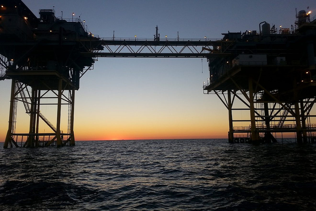 Natural-gas rigs in the Persian Gulf. Credit: Pixabay.