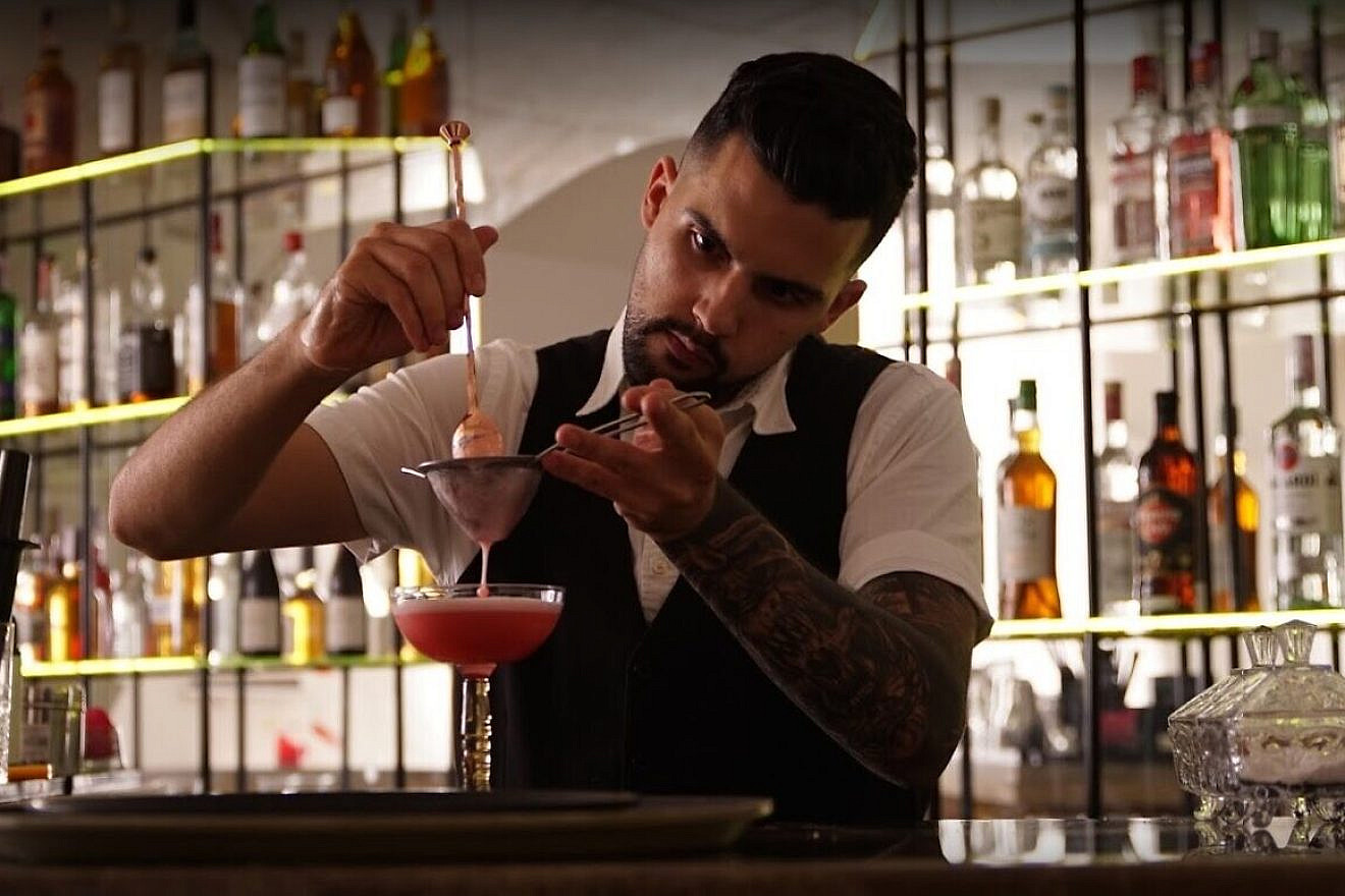 A bartender at Ukraine’s first kosher bar in Odessa. Source: Screenshot.
